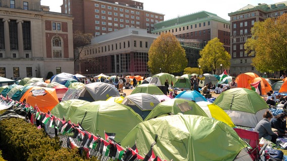 bunte Zelte stehen auf dem Campus der Columbia Universität in New York für Palästina © IMAGO/ZUMA Wire Foto: IMAGO/Jimin Kim