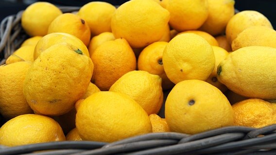 Zitronen in einem Korb. © dpa Foto: Tobias Hase