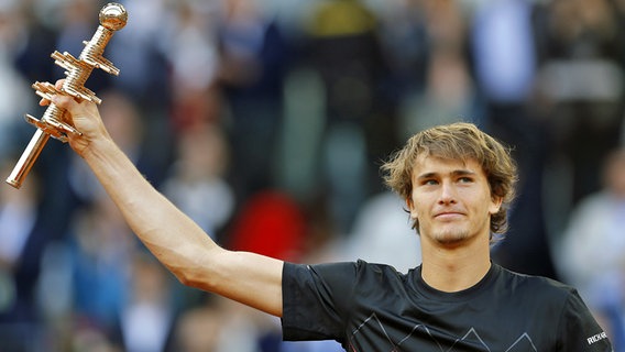 Alexander Zverev präsentiert beim Masters in Madrid die Siegestrophäe. © picture alliance / Francisco Seco Foto: Francisco Seco