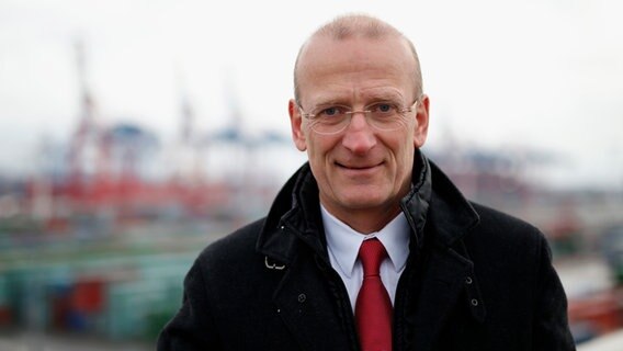 Gunther Bonz steht am Hafen © picture alliance / dpa | Jörn Pollex Foto: picture alliance / dpa | Jörn Pollex
