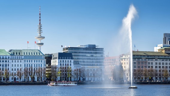 Blick auf die Alster und den Hamburger Fernsehturm. © NDR Foto: picture alliance/Bildagentur-online
