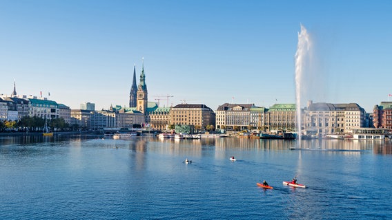 Blick auf das Hamburger Rathaus und die Binnenalster mit Wasserfontäne. © fotolia Foto: thorabeti