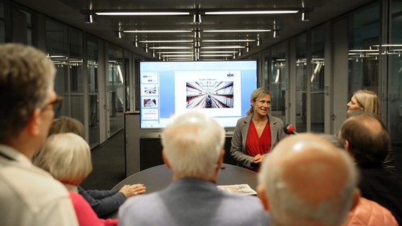 Regina Kramer erklärt Besuchern das Musikprogramm © NDR Foto: Frederike Burgdorf
