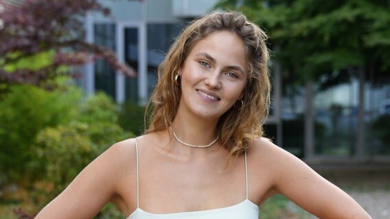 Elena Carrière lächelt in die Kamera. © NDR 90,3 