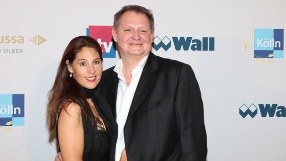 Sören Bauer (r.) mit Ehefrau Julia Bauer (l.) beim Movie Meets Media Event in Hamburg. © picture alliance / Geisler-Fotopress 