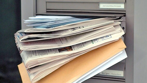 Briefkasten mit Zeitungen © dpa 