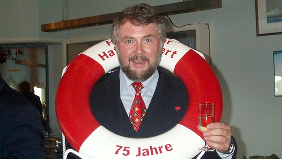 Der Hafenkonzert-Redakteur Gerd Spiekermann beim Zuprosten!  