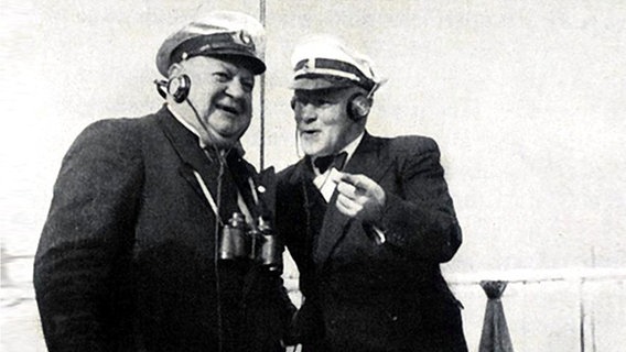 Kurt Esmarch (r.) und "Käpp'n Herbert" 1938 beim Singen. © Fotoreport NDR 