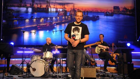 Lotto King Karl singt "Hamburg meine Perle" auf dem NDR 90,3 Hafenkonzert Spezial am 11.3.2011 © NDR/Marco Maas Foto: Marco Maas