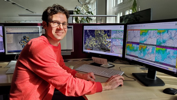 Meteorologe Tobias Schaaf ist beim Deutschen Wetterdienst in Hamburg für Vorhersagen zuständig. © Petra Volquardsen Foto: Petra Volquardsen