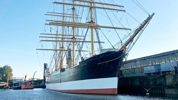 Die historische Viermastbark PEKING auf ihrem Liegeplatz unmittelbar vor dem Hafenmuseum Hamburg. © NDR Foto: Jan Wulf