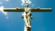 Hölzerne Kreuzigungsdarstellung gegen den Himmel fotografiert © picture-alliance / CHROMORANGE Foto: CHROMORANGE