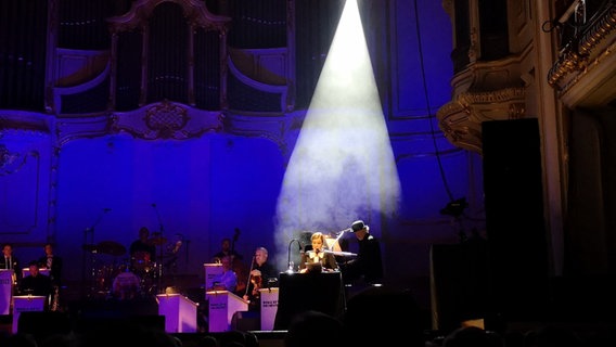 Schauspielerin Fritzi Haberlandt und das Moka Efti Orchestra bei Harbourfront - Lesung auf der Bühne der Laeiszhalle © NDR Foto: Annette Matz