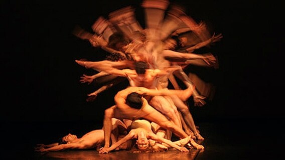 Szene aus dem Ballettstück "Le Sacre" von John Neumeier in der Staatsoper © Holger Badekow 