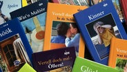 Bücher des Plattdeutschen Schreibwettbewerbs "Vertell doch mal". © NDR Foto: Lina Bande