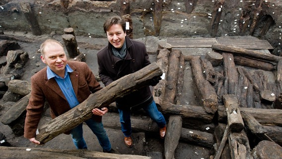 Grabungsleiter Kay Suchow (l) und der Hamburger Landesarchäologe Rainer-Maria Weiss © dpa - Bildfunk Foto: Daniel Bockwoldt