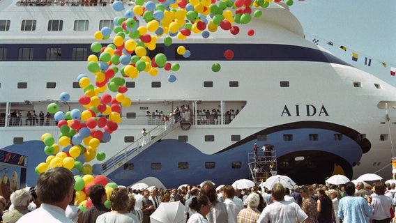 Mit einem bunten Ballon-Reigen wird am 7. Juni 1996 im Ostseehafen Rostock die Taufe des größten deutschen Passagierliners auf den Namen "Aida" gefeiert. © picture-alliance / dpa Foto: Bernd Wüstneck