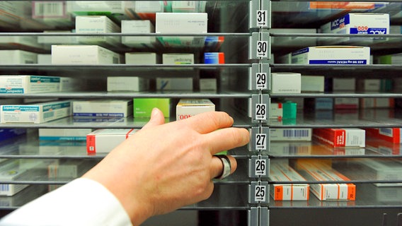Apothekerin ordnet Medikamente ins Regal © dpa Foto: Caroline Seidel
