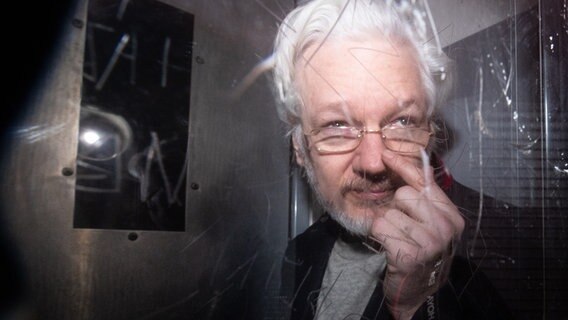 Julian Paul Assange verlässt den Westminster Magistrates Court in London. © picture alliance / empics Foto: Dominic Lipinski