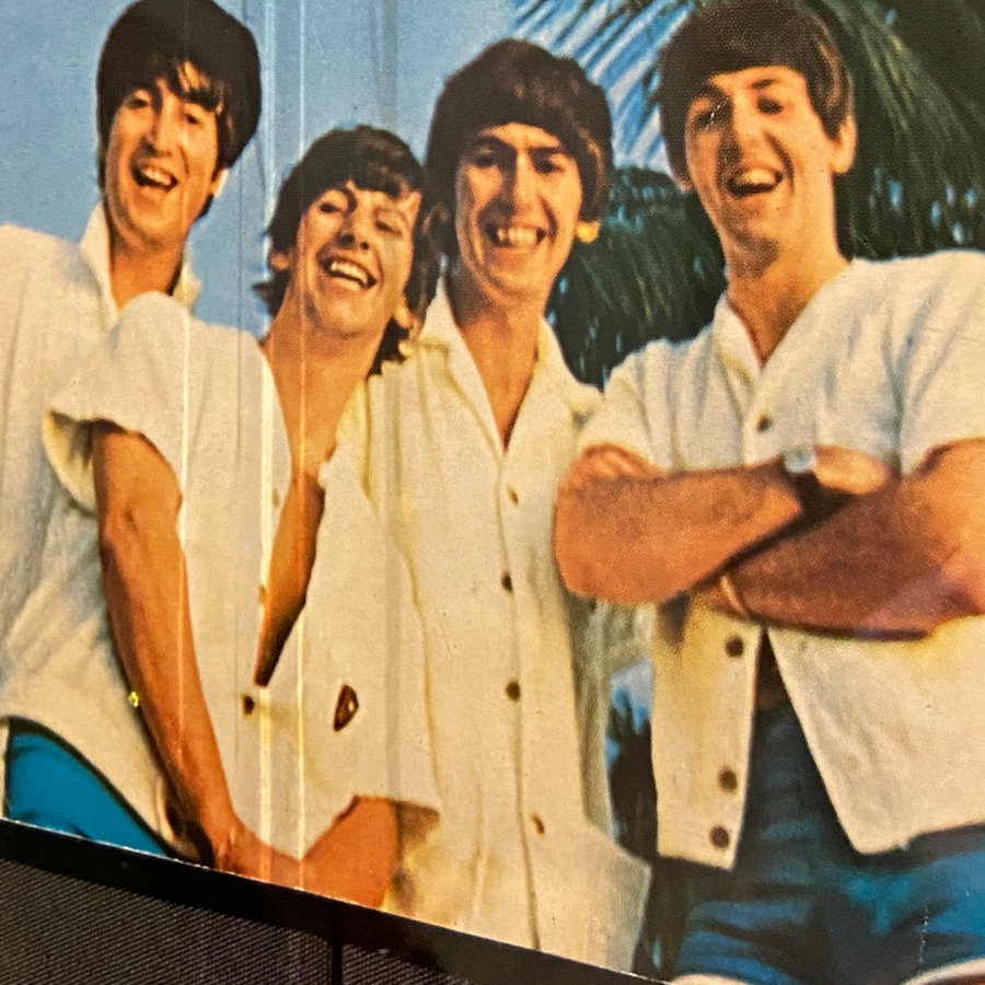 Die vier Beatles auf einem Bild in der Paul McCartney-Ausstellung in der Portrait Gallery am Trafalgar Square in London © NDR Foto: Gabi Biesinger