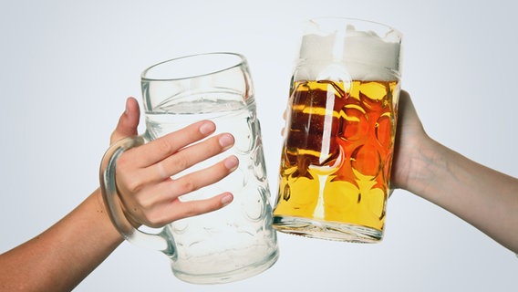 Zwei Menschen stoßen mit einem Bier- und einem Limonadenglas an. © fotolia.com Foto: W. Heiber Fotostudio