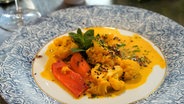 Blumenkohl-Curry auf einem Suppenteller serviert © NDR Foto: Florian Kruck