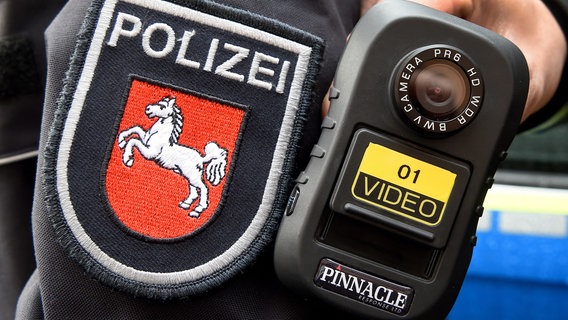 Eine Kamera an einer Polizei-Uniform. © dpa Bildfunk Foto: Holger Hollemann