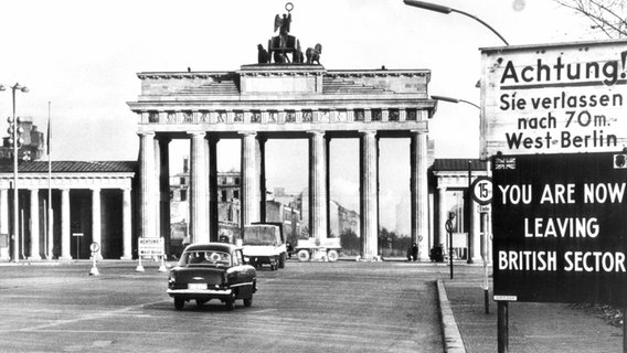 Zonengrenze am Brandenburger Tor 1958 © akg-images / picture alliance 