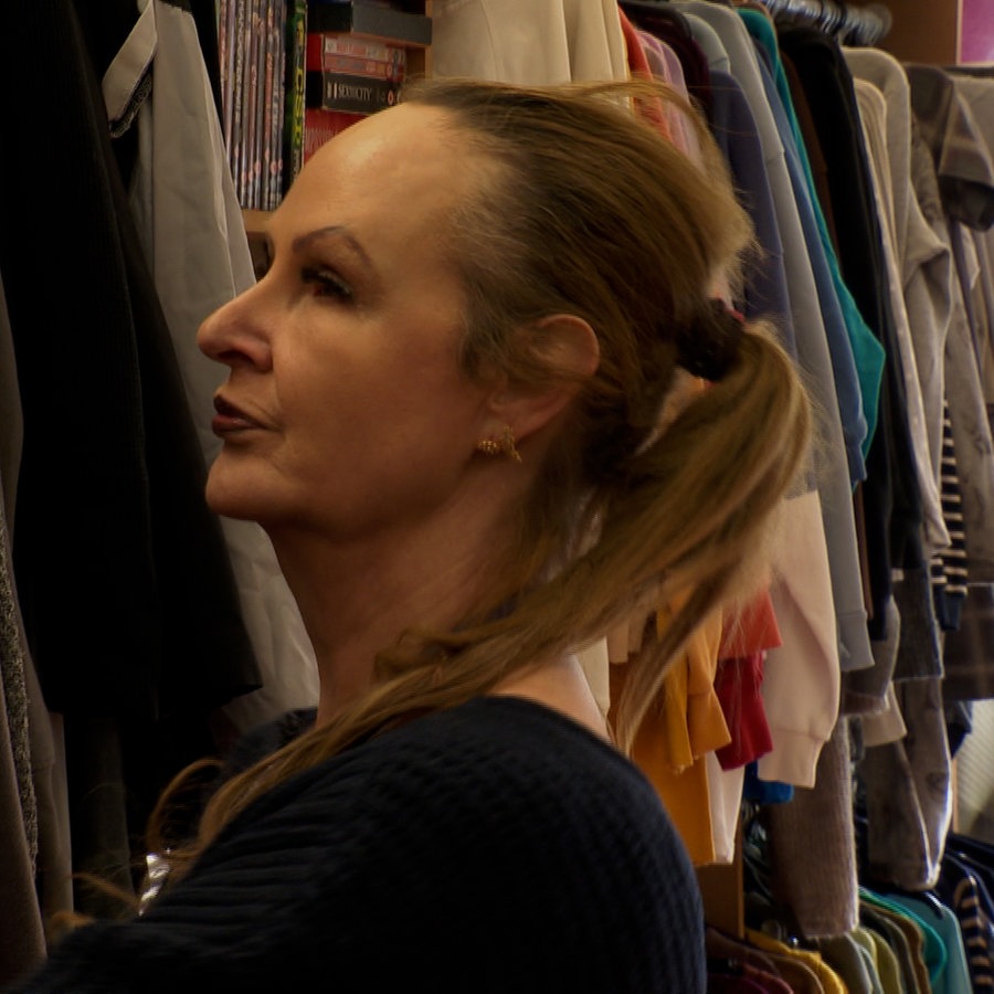 Helen, eine Frau, die einen Charity-Shop in Leeds betreibt © NDR Foto: Roman Mellah