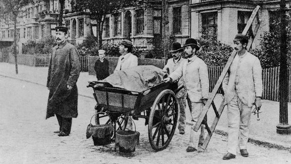 Eine Fotografie von 1892 zeigt eine Desinfektionskolonne. © picture-alliance Foto: akg-images