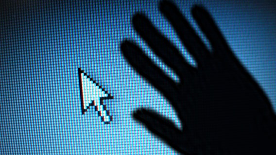 Der Schatten einer Hand liegt über einem Monitor mit Pfeil. © fotolia.com, photocase Foto: ratcom , basilius
