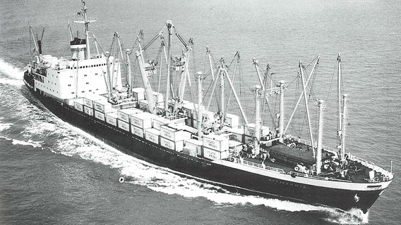 Die MS "Alemannia" ist ein Schnellfrachter, der zu einem Semi-Containerschiffen umgerüstet wurde. © Hapag-Llyod 