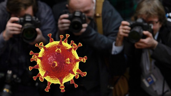 Fotografen fotografieren eine ins Bild eingefügte Grafik des Coronavirus. © NDR 