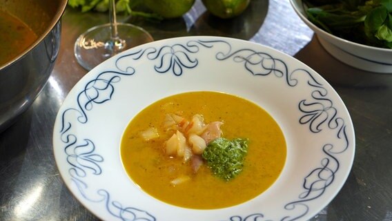 Fruchtige Currysuppe mit Basilikum-Pesto © NDR 