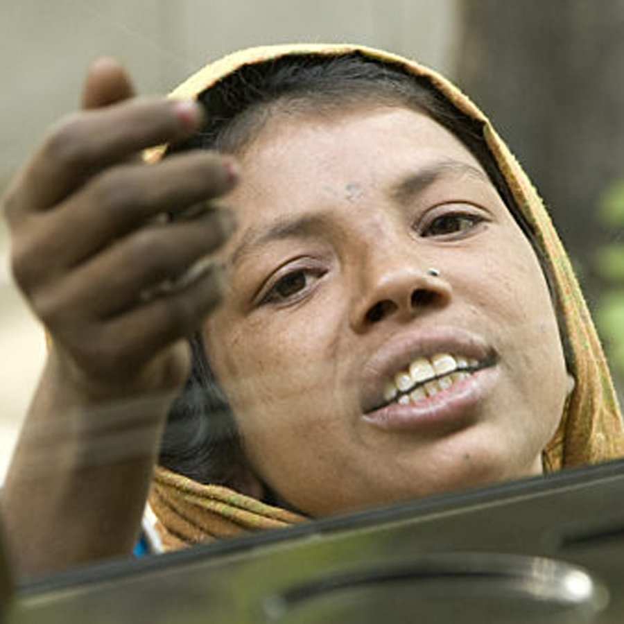 Ein Mädchen bettelt mit traurigem Gesichtsausdruck vor einer Autoscheibe in Neu Delhi, aufgenommen am 19.11.2008. © picture-alliance/ dpa | Arno Burgi Foto: Arno Burgi