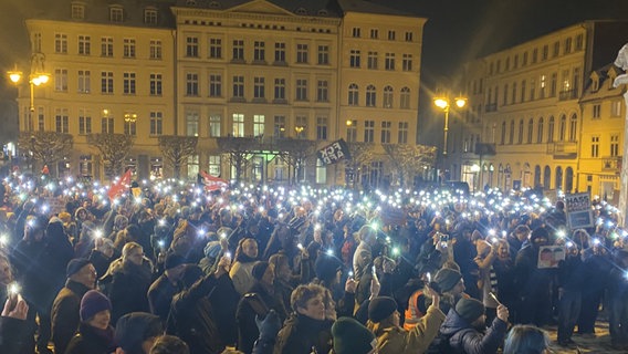 1.600 Menschen demonstrieren in Schwerin gegen die AfD. © NDR Foto: Katharina Tamme