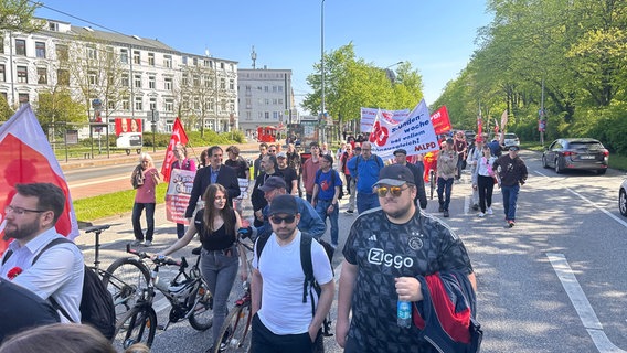 Demonstraten ziehen durch die Rostocker Innenstadt zum Tag der Arbeit. © NDR Foto: Dennis Mollenhauer