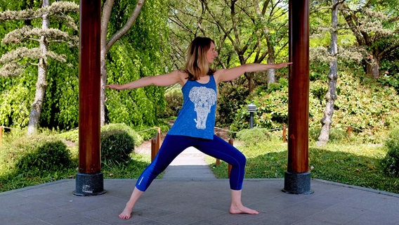 Yogalehrerin Kirstin Borchert im Krieger 2 © Kirstin Borchert 