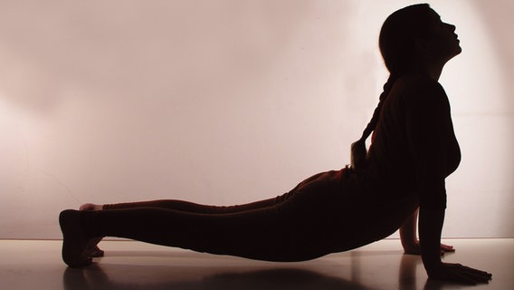 Frau in Yogaposition © Santulan-Ayurveda 