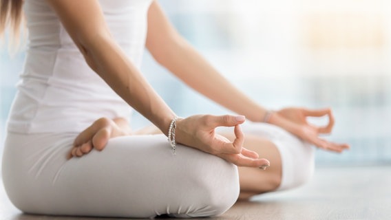 Frau im Yogasitz  