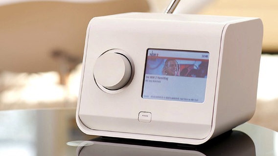 Ein DAB+ Radio mit Bildschirm Ein DAB+ Radio mit Bildschirm © NDR Foto: Klaus Westermann