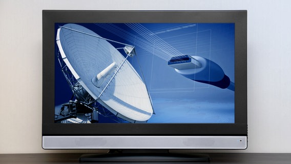 TV mit Standbild einer Satellitenschüssel und HDMI-Kabel (Montage) © Fotolia.com Foto:  N-Media-Images, Peter Heckmeier, sellingpix