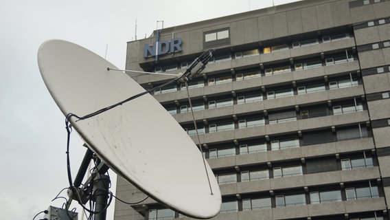 Satellitenschüssel vor einem NDR Gebäude © NDR Foto: Moritz Kirscht