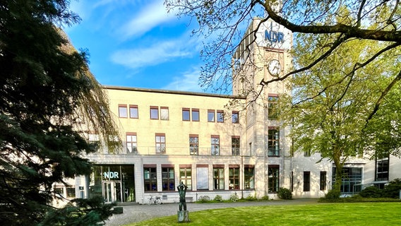 Blick auf den Haupteingang des Funkhauses an der Rothenbaumchaussee. © NDR Foto: Andrea Völker