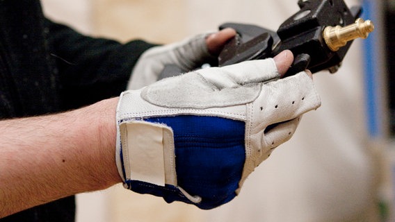 Handschuhe schützen die Hände vor Splittern und scharfen Kanten. © NDR Foto: Willem Konrad