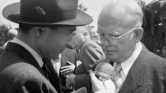 Max Rehbein interviewt am 1. Juni 1952 Ministerpräsident Friedrich-Wilhelm Lübke in Sankelmark. Max Rehbein interviewt am 1. Juni 1952 Ministerpräsident Friedrich-Wilhelm Lübke in Sankelmark.