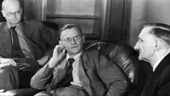 Sir Hugh Greene mit Dr. Adolf Grimme und Prof. Dr. Emil Dovifat (1946) © NDR 