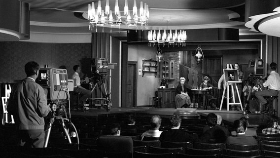 Ohnsorg-Theater bei einer Aufzeichnung 1968. Am Tisch von links: Heidi Kabel und Heidi Mahler. An der Staffelei Aufnahmeleiter Karl-Heinz Schulz. Ohnsorg-Theater bei einer Aufzeichnung 1968. Am Tisch von links: Heidi Kabel und Heidi Mahler. An der Staffelei Aufnahmeleiter Karl-Heinz Schulz. © NDR/Annemarie Aldag Foto: NDR/Annemarie Aldag