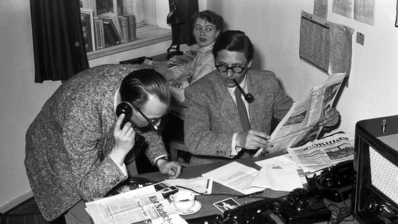 Historische Aufnahme von 1953: Das Büro der Tagesschau, zwei Männer und eine Frau  