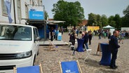 Der Dialogstand in Schleswig bei der Tour des NDR Dialogbus. © NDR 